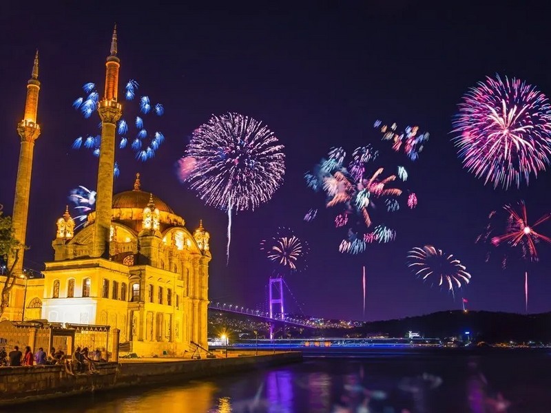 Istanbul-New-Year-Fireworks-on-the-Bosphorus-800600